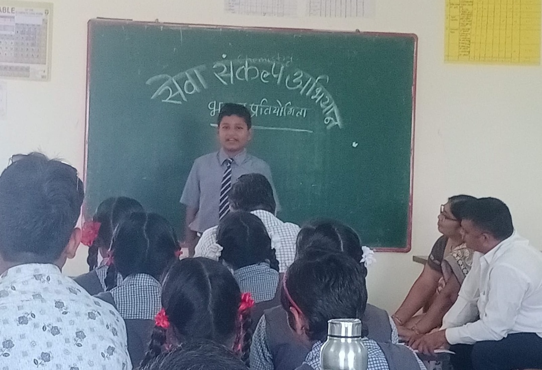 दुर्ग।विकासखंड स्तरीय भाषण प्रतियोगिता में शासकीय पूर्व माध्यमिक शाला कोड़िया के छात्र नीलम साहू  का उत्कृष्ट प्रदर्शन।