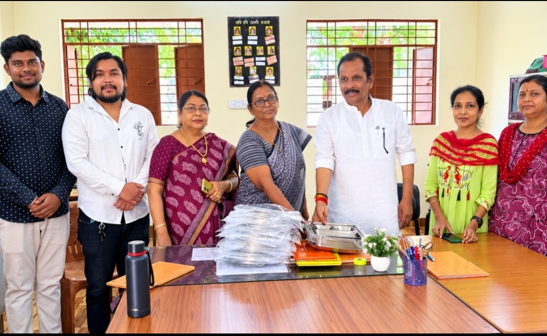 दुर्ग। समाजसेवी श्री सत्येंद्र सिंह राजपूत ने पिता की स्मृति में कातुलबोर्ड स्कूल को  मध्यान्ह भोजन हेतु 100थाली भेंट की।