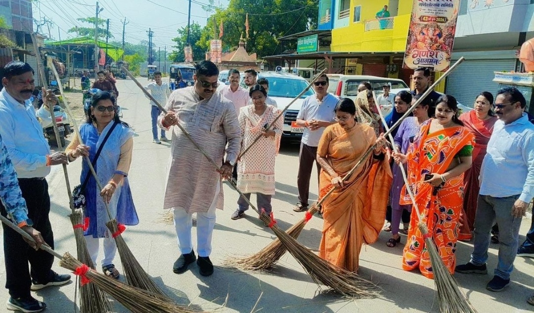 दुर्ग ।गांधी जयंती पर सेवा संकल्प अभियान के तहत चला विशेष स्वच्छता अभियान, स्कूल शिक्षा मंत्री श्री गजेंद्र यादव और महापौर श्रीमती अलका बाघमार ने झाड़ू लगाकर  दिया जन भागीदारी का संदेश।