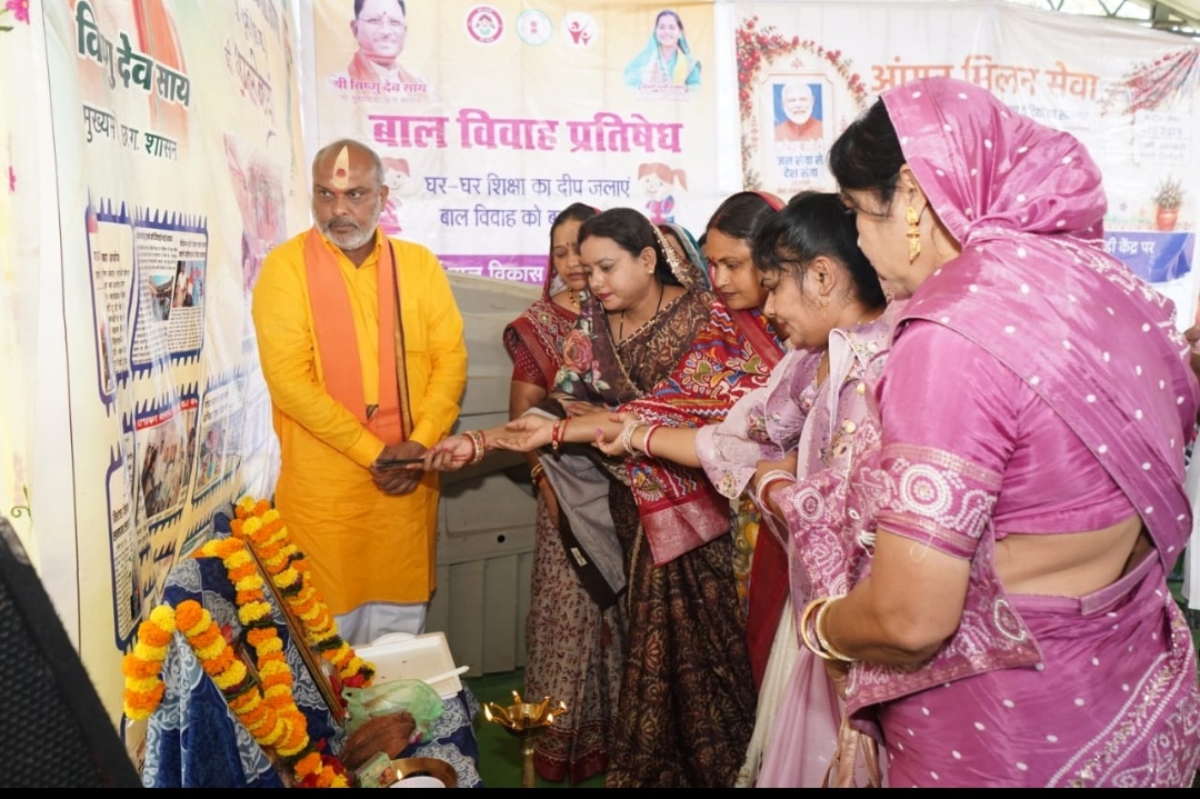 दुर्ग।ग्राम अंजोरा ख के आंगन मिलन सेवा कार्यक्रम में शामिल हुए  विधायक ललित चंद्राकर जी, आंगनबाड़ी कार्यकर्ताओं और आशा दीदीओं का किया सम्मान।