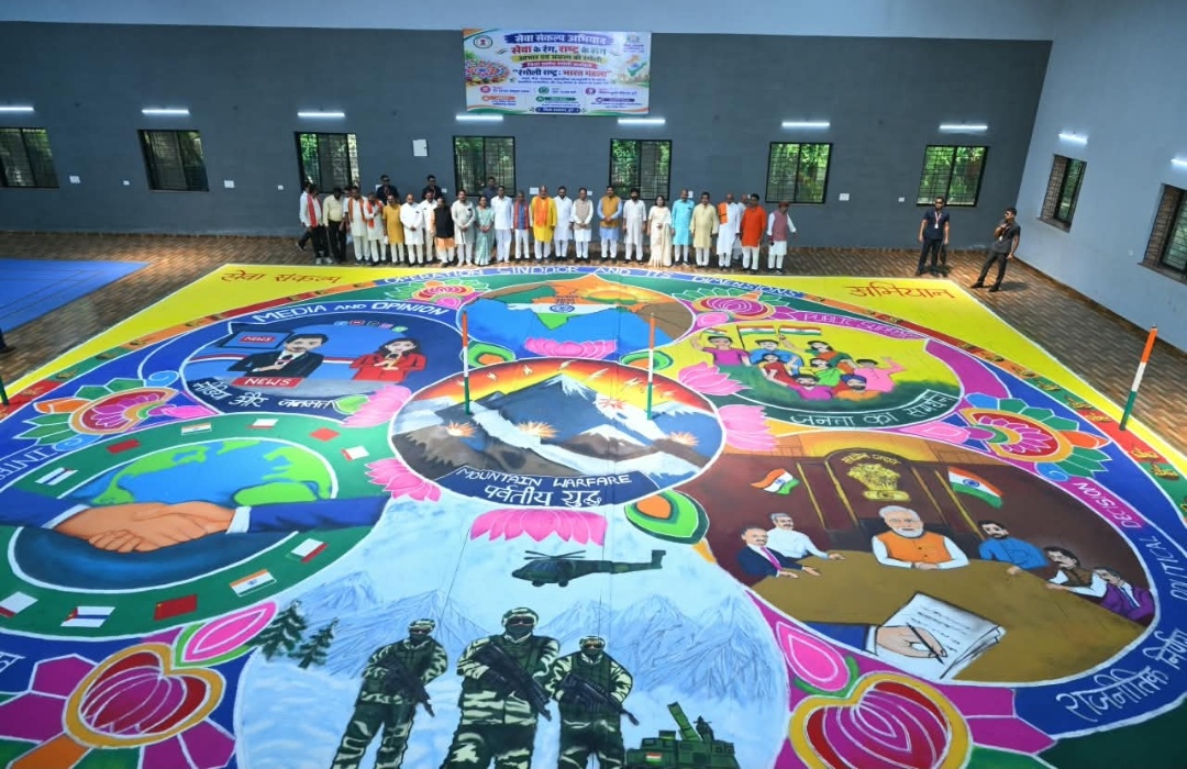 दुर्ग,सेवा संकल्प अभियान, सेवा के रंग कार्यक्रम के तहत निर्मित भव्य रंगोली का मुख्यमंत्री श्री विष्णु देव साय ने किया अवलोकन।